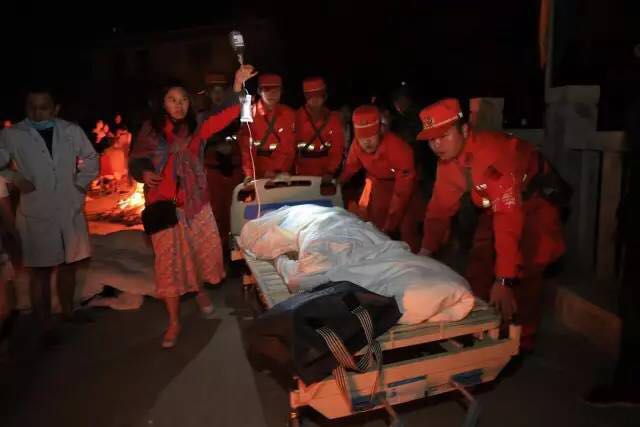 我不知道你是誰，卻知道你為了誰，向人民子弟兵致敬！
