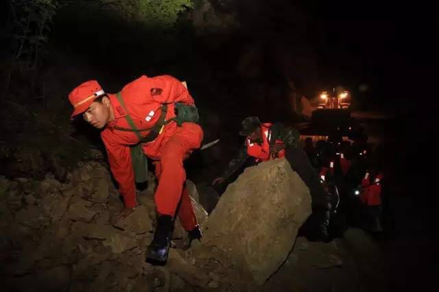我不知道你是誰，卻知道你為了誰，向人民子弟兵致敬！
