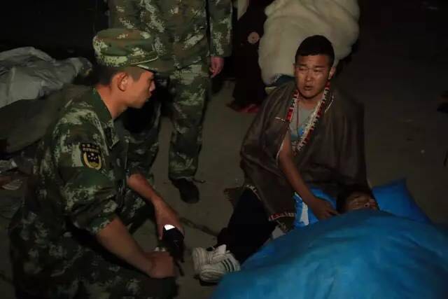 我不知道你是誰，卻知道你為了誰，向人民子弟兵致敬！