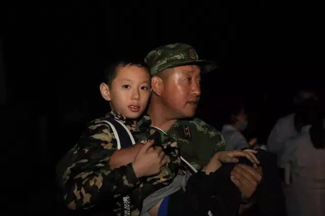 我不知道你是誰，卻知道你為了誰，向人民子弟兵致敬！